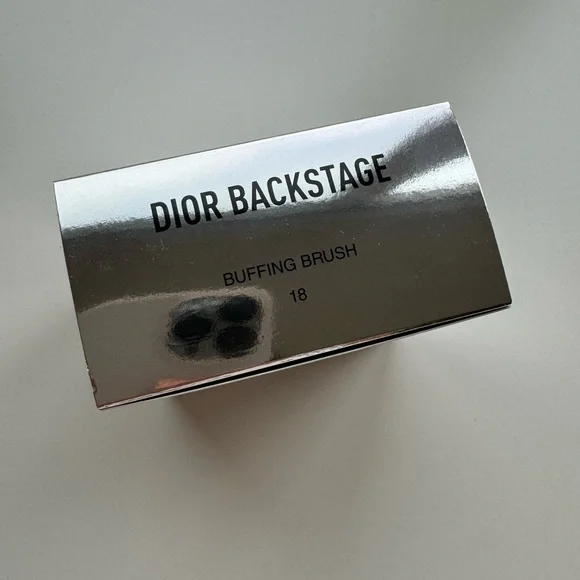 Dior Backstage Buffing Brush 18 - Picture 5 of 7